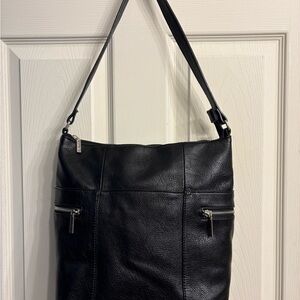 Roots Black Leather Shoulder Bag (Reposhing from acatalinaflores)